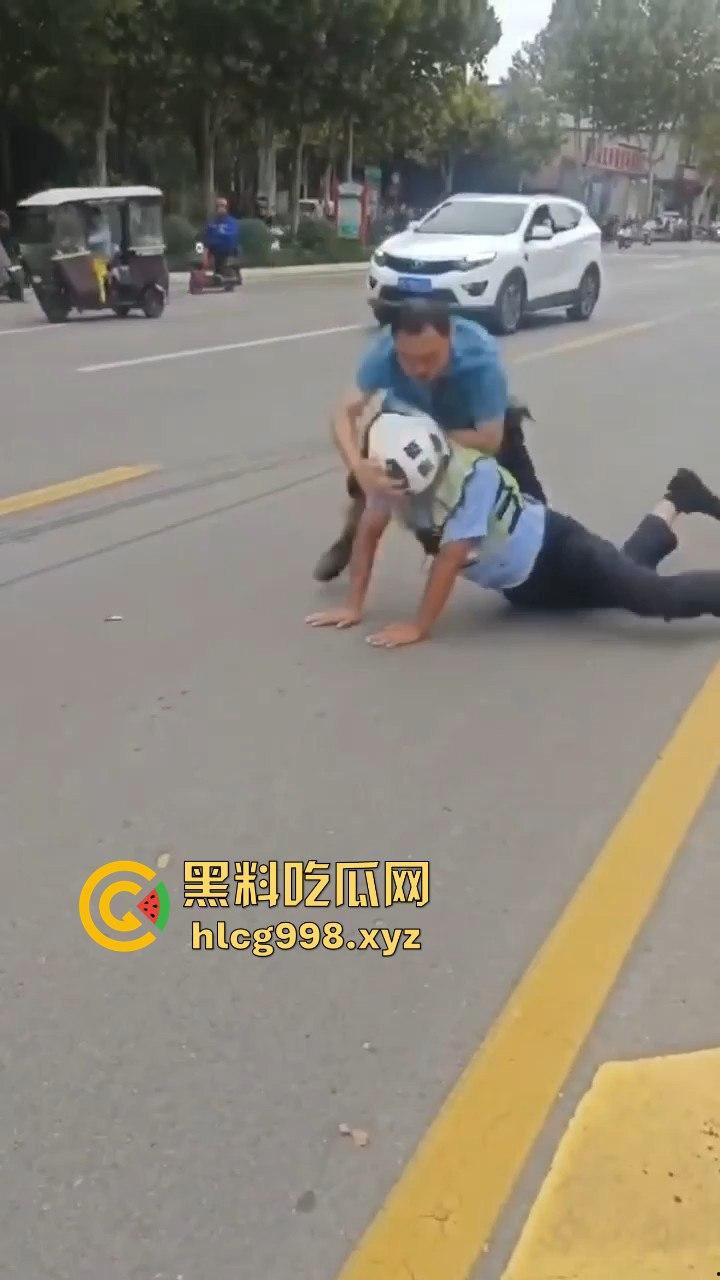 山东滕州男子当街暴揍交警！因不满罚款，上去直接开干！-9