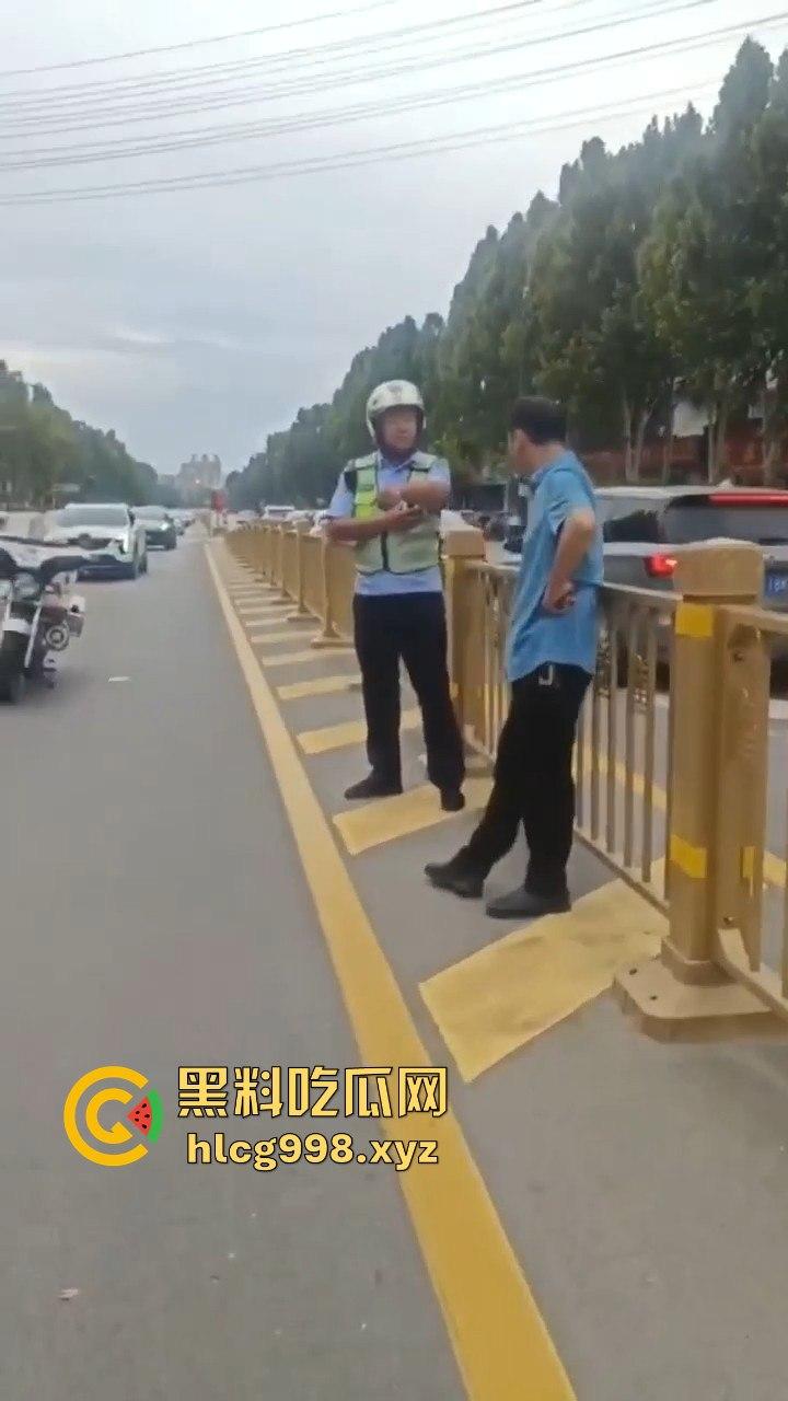 山东滕州男子当街暴揍交警！因不满罚款，上去直接开干！-12