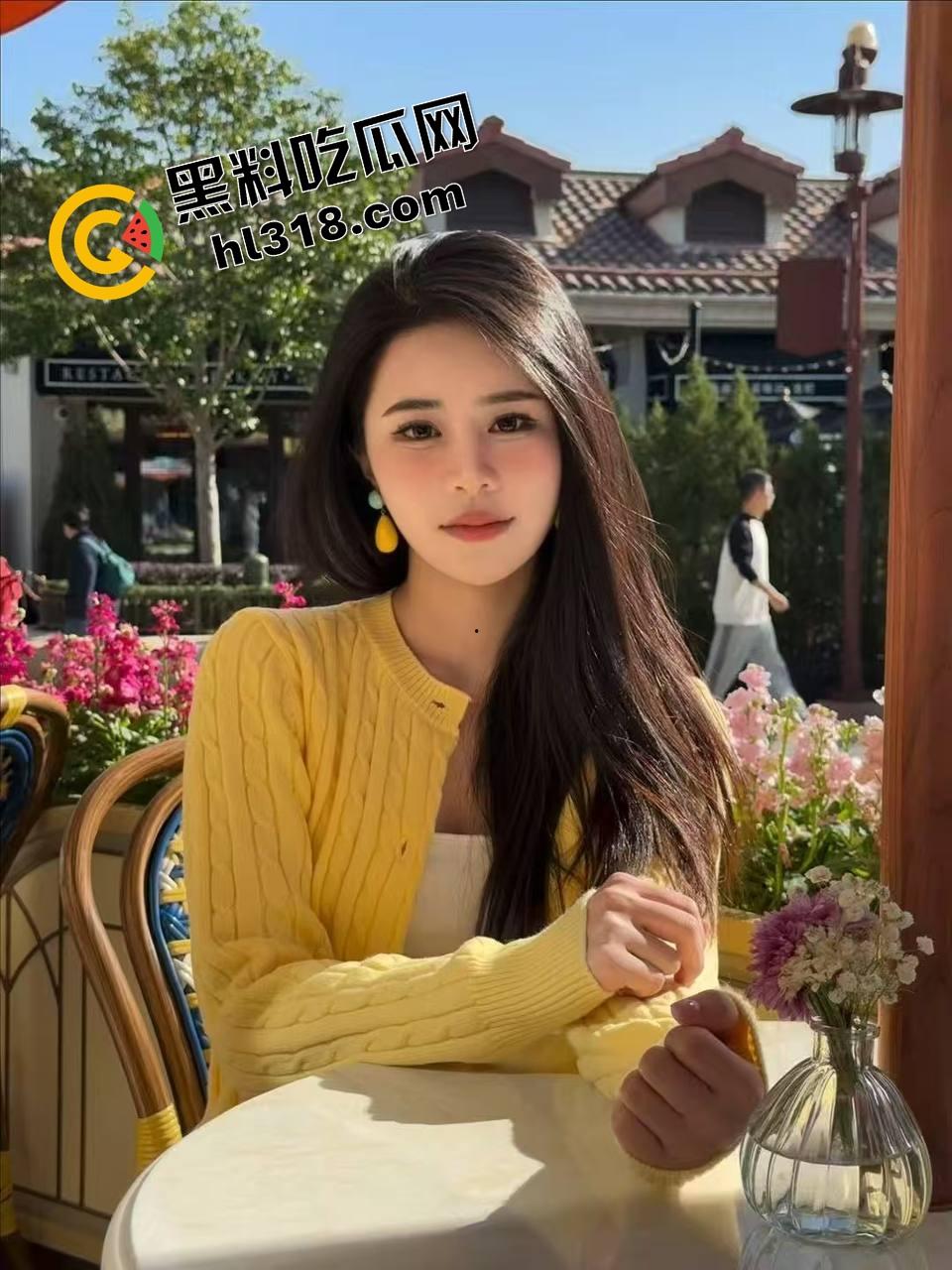 舔狗极限受虐，全裸当狗钻裤裆只为肏屄，双S女主一个御姐拿皮鞭一个JK妹子加油，操逼得先钻十圈！-3