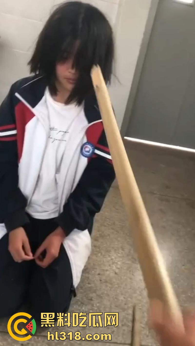 湖北第十一中学霸凌现场，实拍女学生被棍子爆头，果然最毒妇人心，欺负女人最狠的还得是女人-3