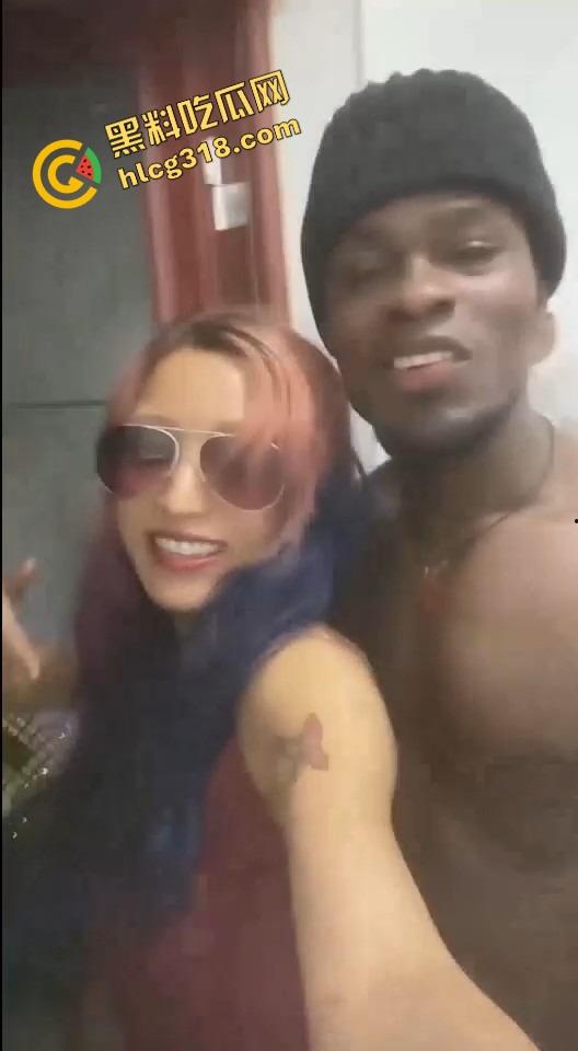 广州老黑鸡巴称王白逼黄逼跪舔当肉厕，黑桃A媚黑贱女扎堆献洞求操，嫩逼烂逼抢着伺候！-7