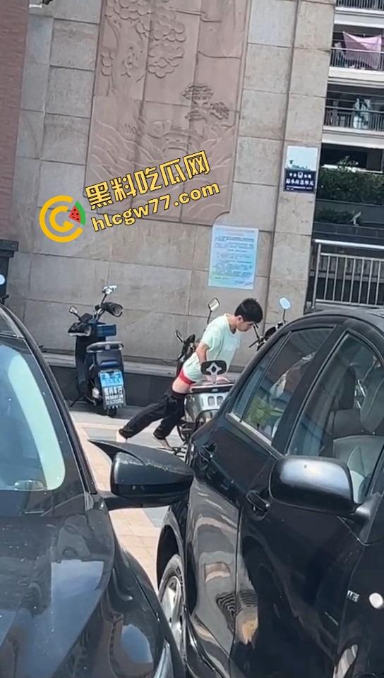 山东奇葩小伙现场癫疯 女车主前脚刚走 他直接脱裤骑日电动车 压抑太久把出轨幻想发泄在雅迪身上！-4