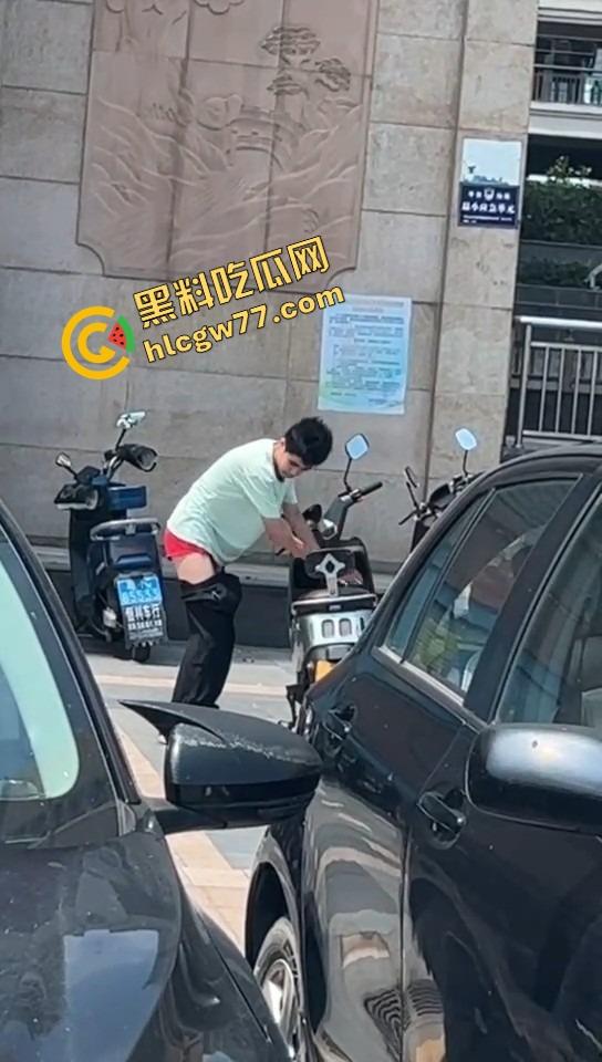 山东奇葩小伙现场癫疯 女车主前脚刚走 他直接脱裤骑日电动车 压抑太久把出轨幻想发泄在雅迪身上！-8