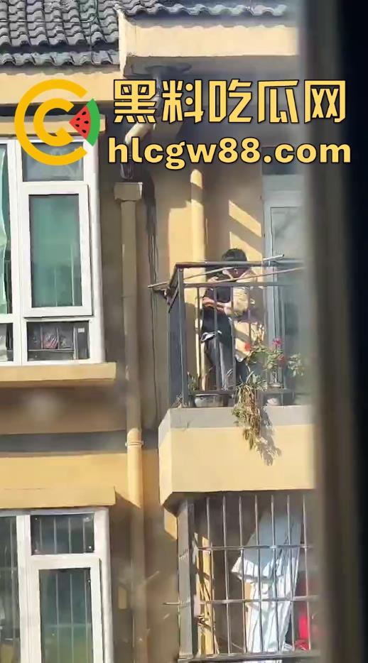 春天来了，动物们到了交配的季节了，情侣们性欲来了完全不顾旁人现场就是干！-1