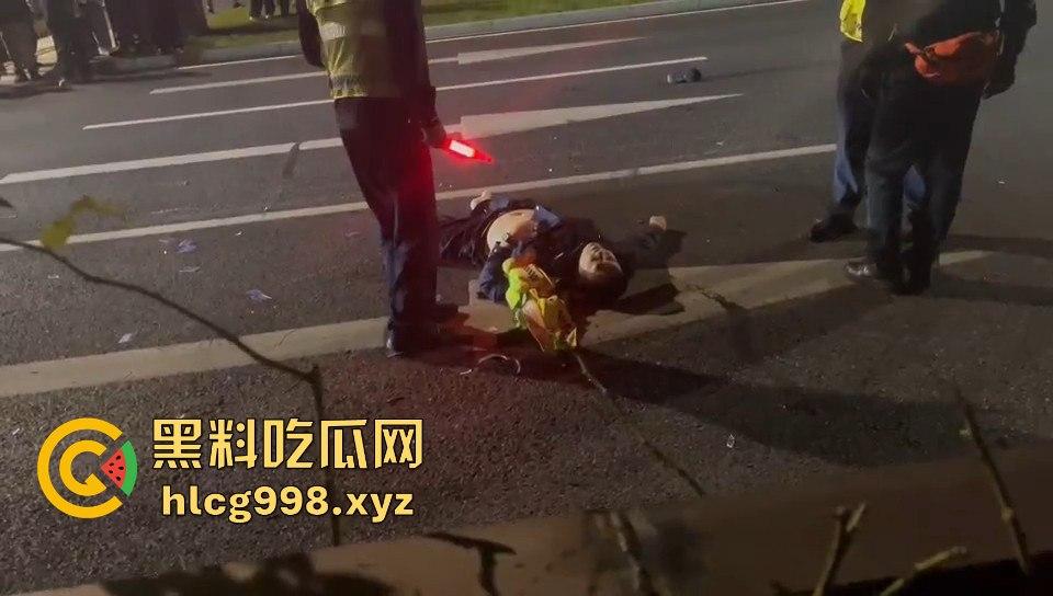 宁波10月10日深夜飙车狂徒闯红灯撞飞辅警！摩托车主嚣张逃逸毫发无损！-2