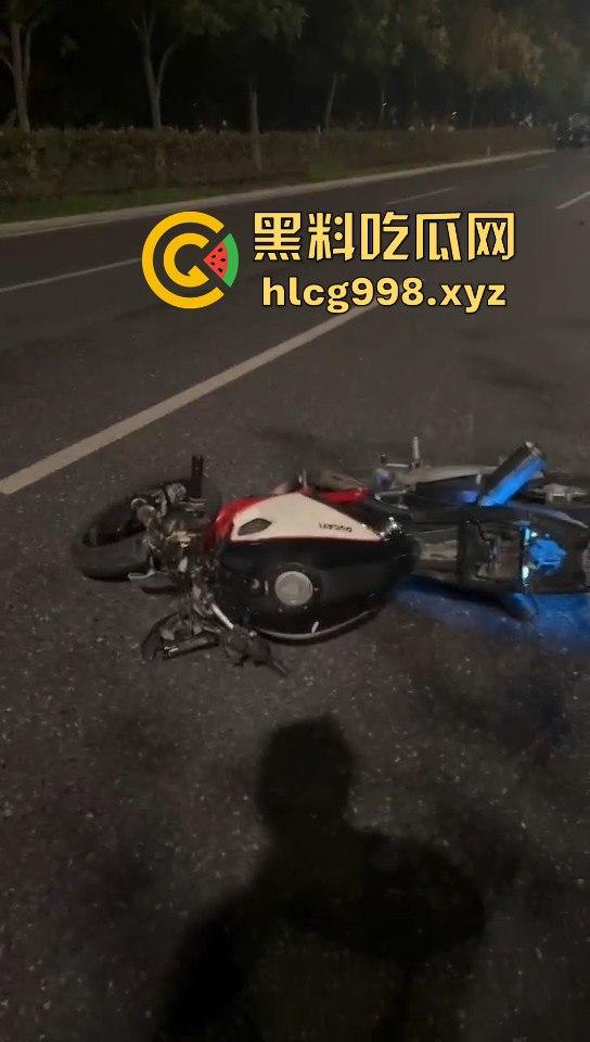 宁波10月10日深夜飙车狂徒闯红灯撞飞辅警！摩托车主嚣张逃逸毫发无损！-13