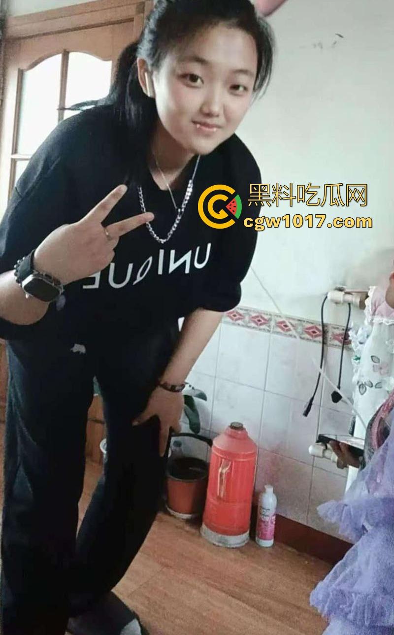 沈阳坦克巨乳大学生【刘宝月】E杯巨乳弹跳翘臀圆润白皙，却整天网上视频裸聊发骚发浪，黝黑骚逼揉奶自慰！-4