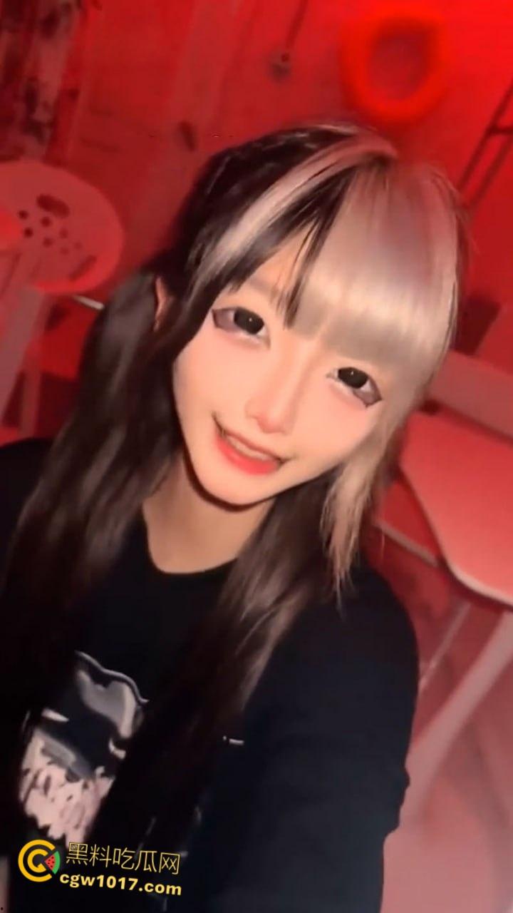 极品萝莉少女【金币崽】，与金主爸爸3P淫趴，清纯少女被调教成专属母狗，SM捆绑滴蜡，多姿势爆操骚浪到爆！-1