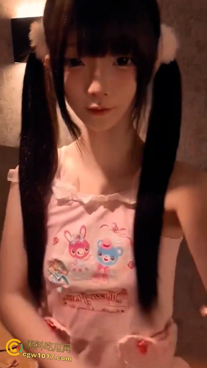 极品萝莉少女【金币崽】，与金主爸爸3P淫趴，清纯少女被调教成专属母狗，SM捆绑滴蜡，多姿势爆操骚浪到爆！-2