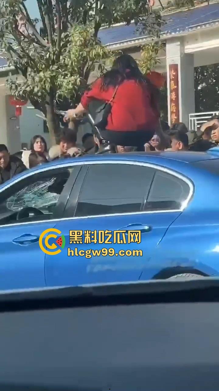 年度最贵抓奸现场,贵州紫云红衣女子怒砸宝马,原配没资格坐车?小三凭啥坐?直接砸烂让谁都别想坐!-6