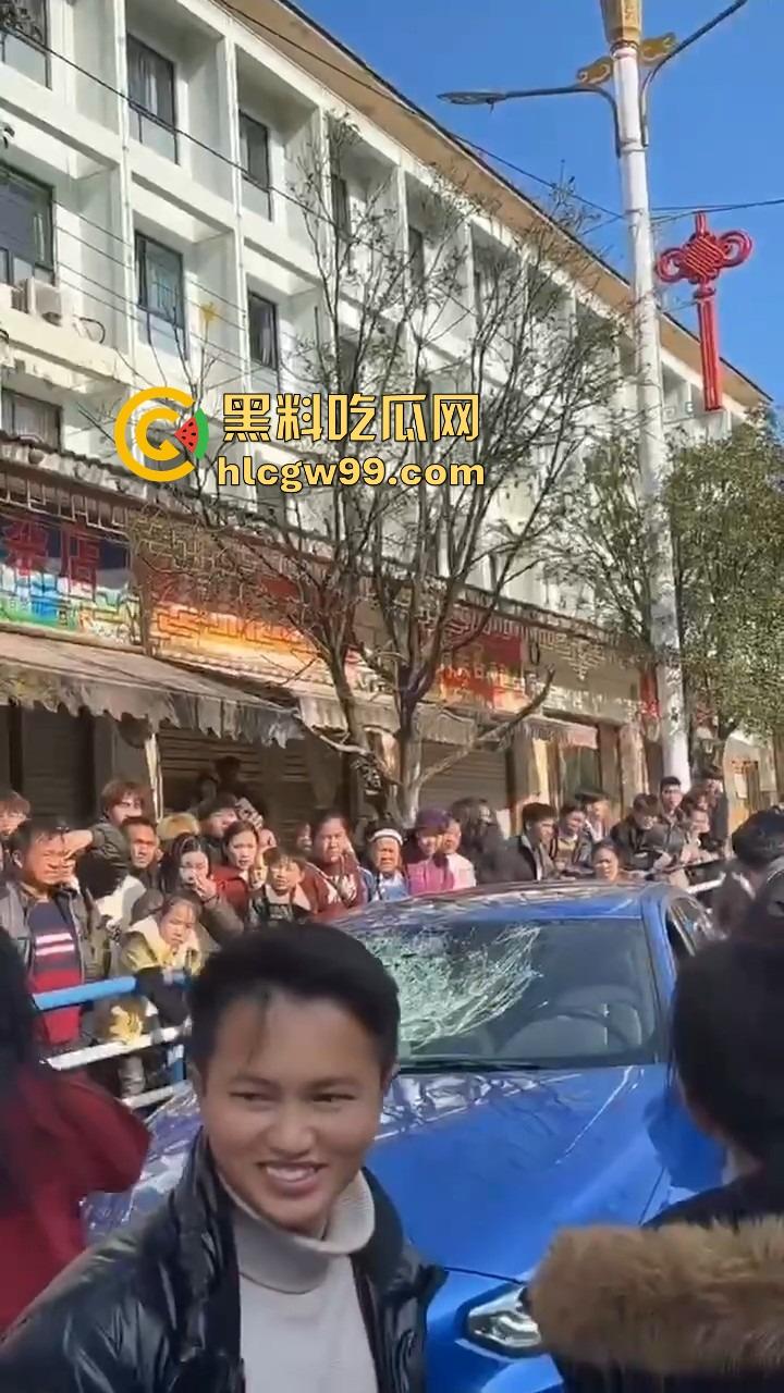 年度最贵抓奸现场,贵州紫云红衣女子怒砸宝马,原配没资格坐车?小三凭啥坐?直接砸烂让谁都别想坐!-8