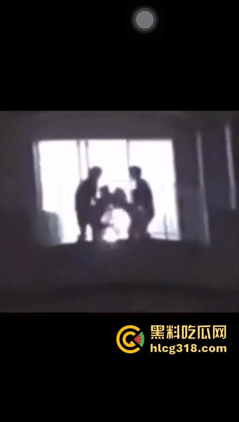 长沙维也纳酒店深夜4P大淫啪，窗前面对面后入，火辣的身影在灯光中交织，空气都充满了淫水的味道。-6