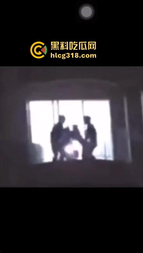 长沙维也纳酒店深夜4P大淫啪，窗前面对面后入，火辣的身影在灯光中交织，空气都充满了淫水的味道。-7