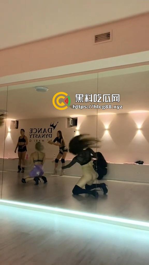 洋马外围下面光着练腰扭屁股，全自动操机啪啪炸，一般鸡巴顶不住进去就是秒，怪不得2次起步！-2