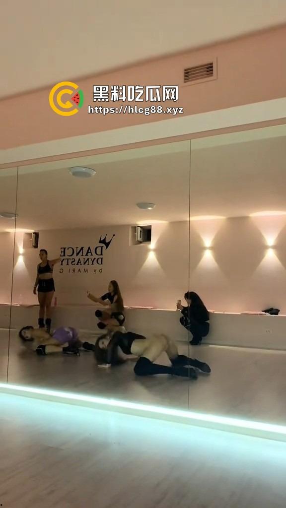 洋马外围下面光着练腰扭屁股，全自动操机啪啪炸，一般鸡巴顶不住进去就是秒，怪不得2次起步！-3