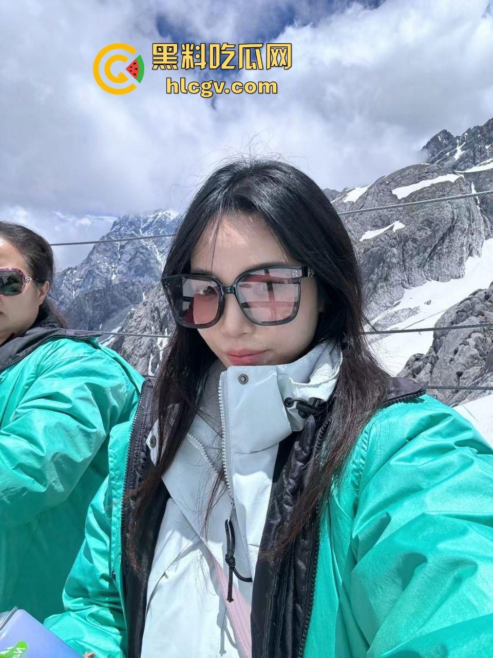 武大高颜值清纯少女【依依】被金主调教成母狗！全国各地旅游打卡露出，逼过流水雁过无声！-1