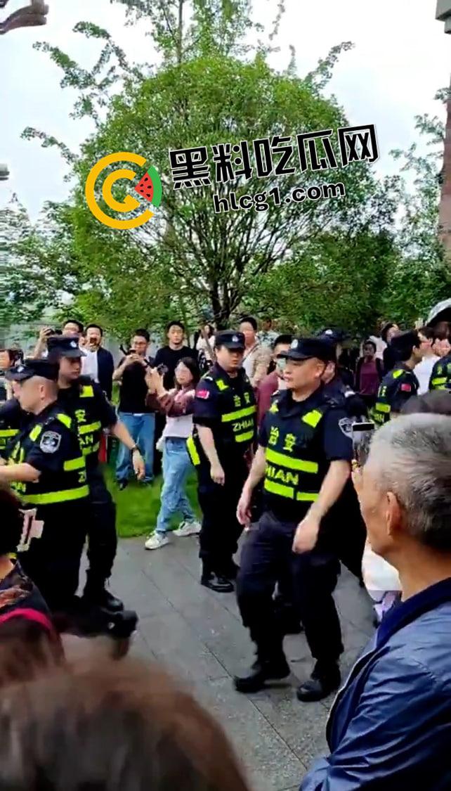 重庆渝北区 学区房学校未兑现 五大小区集体维权 与警察混战 多名业主被抓 现场视频流出-3