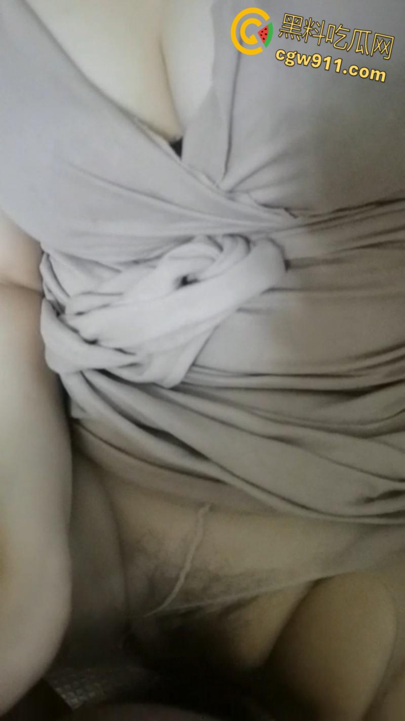 趁小姨子熟睡掀裙玩骚穴,反差母狗吓醒求口爆,撕开丝袜肥肥的骚穴死死夹住大屌,跪地口爆吞精!-5