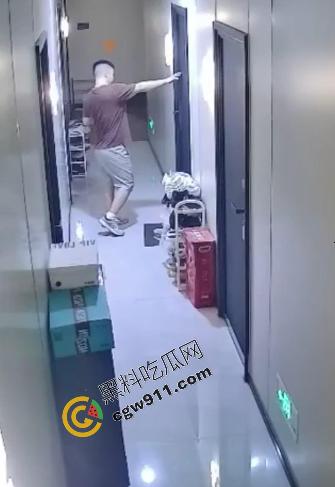 惊悚！变态佬深夜骚扰独居女，偷鞋拍照，诱骗开门，监控揭露惊人阴谋-8