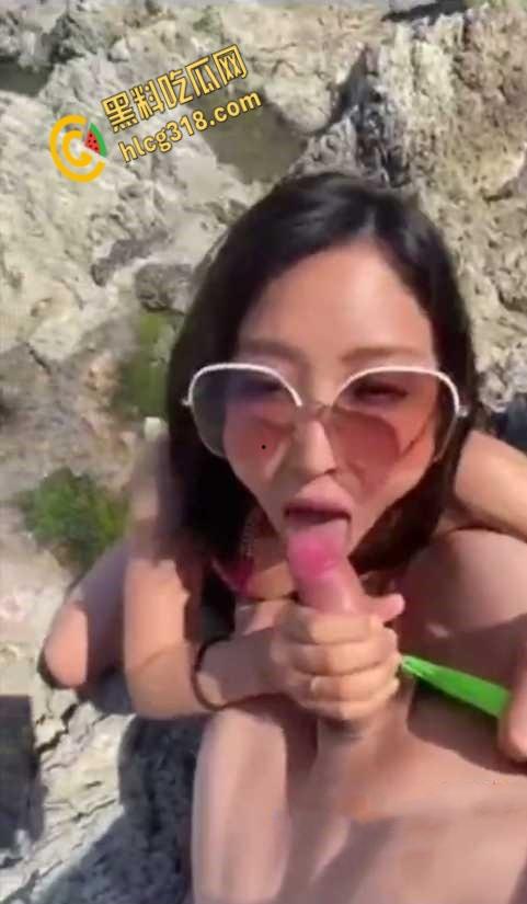 台湾ins博主【尼腻】在车上玩露出，被司机拍照拿来威胁女主，看到司机大屌后立马同意！-7