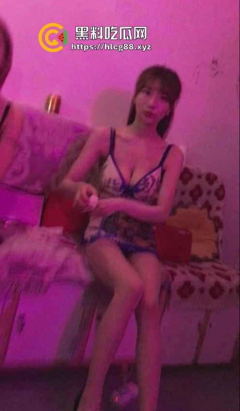 深圳龙岗东三村嫖客排队操嫩逼名鸡,扫街大神偷拍炸场,帽子叔叔硬着来抓!-2