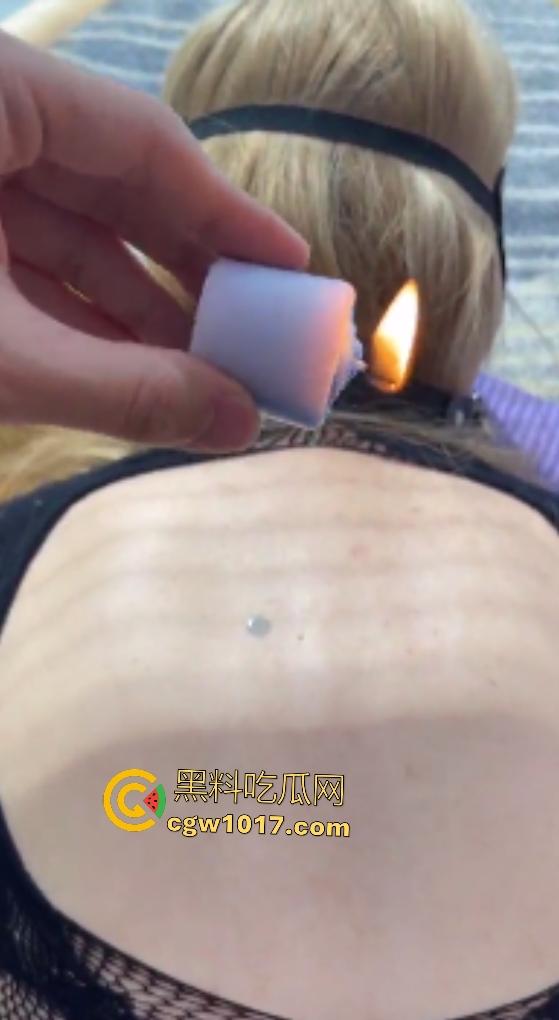 JK母狗被男友捆绑滴蜡调教，趴地不反抗还求操，发黄的酸爽臭脚足交，边操边用板子狠抽，屁股快打成蜜桃了！-3