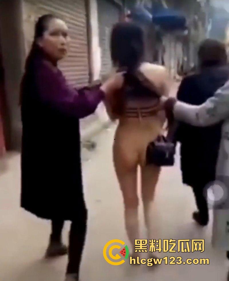 四川宜宾捉奸名场面 原配抓到小三 殴打后扒光将其裸体游街 雪白肥臀亮瞎双眼！-6