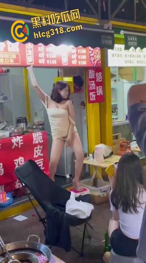 现在生意太难做了，卖龙虾的老板娘做起热舞女郎，小板凳一搭就是舞台，跳个艳舞让食客大饱眼福！-8