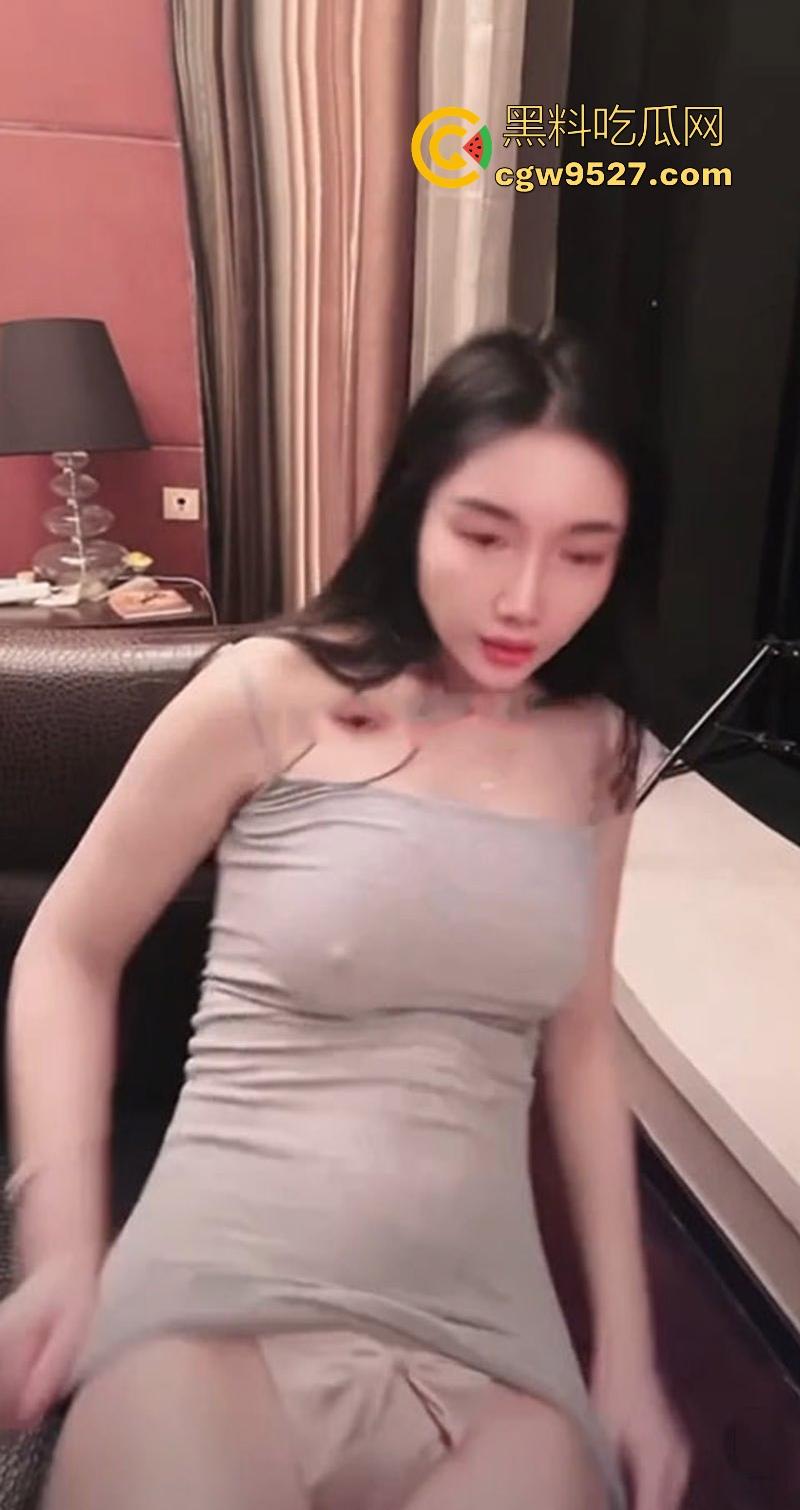 抖音网红【starrysky】高挑美女为流量铤而走险，极品御姐真空漏点，故意露出内裤，观众弹幕瞬间炸裂！-7