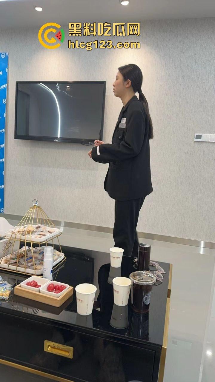 健身房惊爆骚操作！男子脱下医美女内裤猛闻，还在群里直播，内裤上沾着分泌物！-8