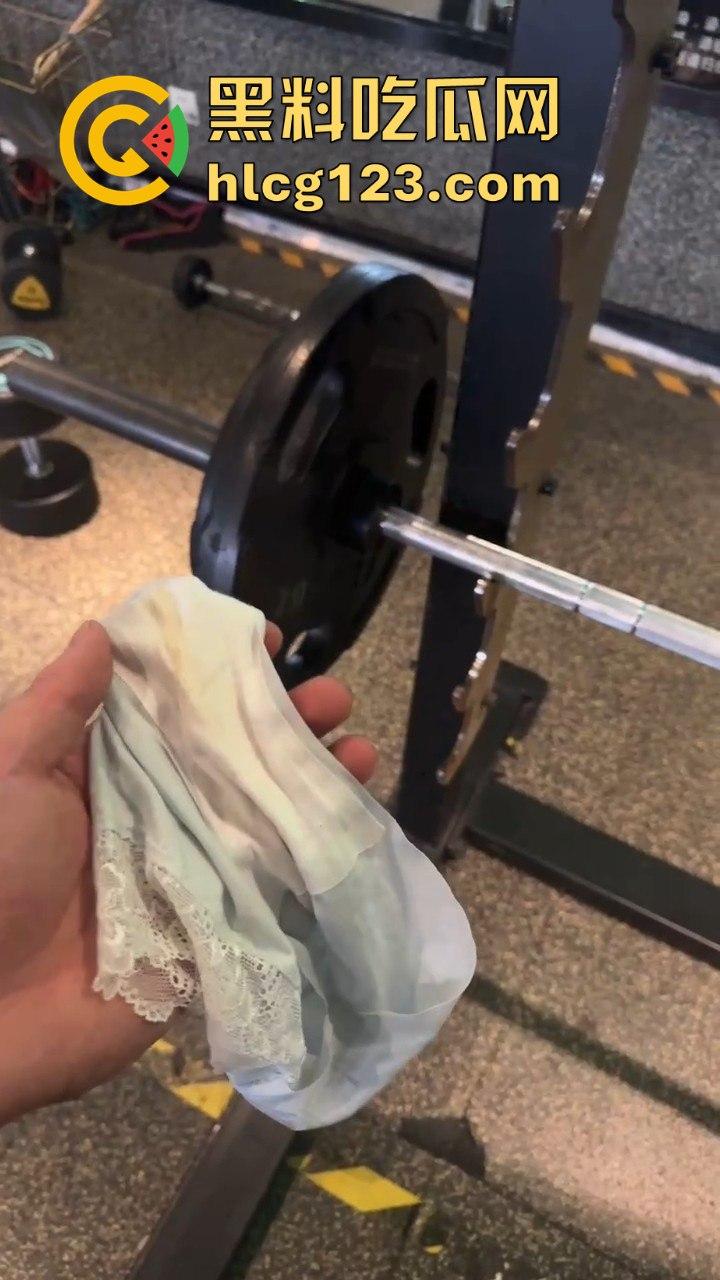 健身房惊爆骚操作！男子脱下医美女内裤猛闻，还在群里直播，内裤上沾着分泌物！-11