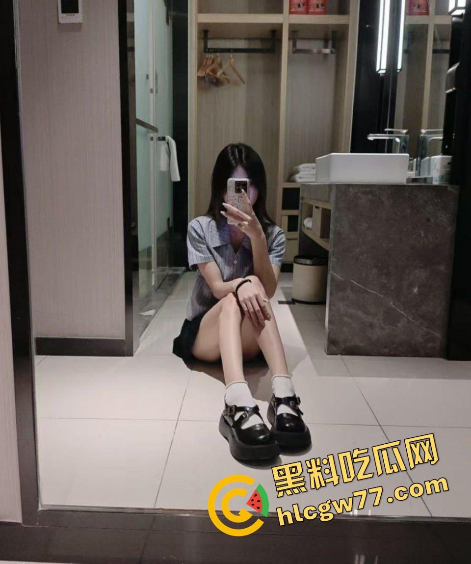 湖北颜值小妹『林邵玉』体型销魂,三点粉嫩骚得像刚开苞,前男友当炮拍,闺蜜手一抖成全网公放!-1