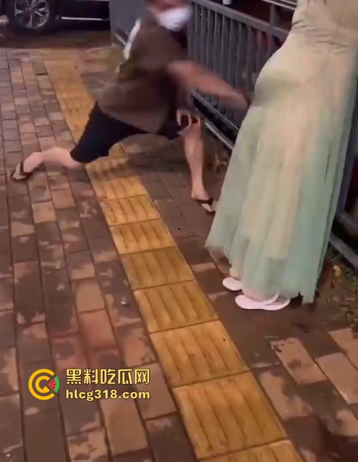 低俗直播PK惩罚,女主播输了被男助手的用皮带疯狂抽打屁股,感觉连吃奶的劲都使出来了,看着都疼!-4