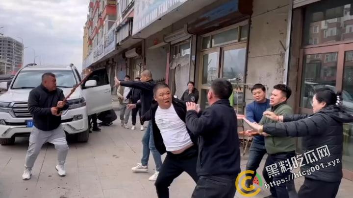 黑龙江 省绥化市发生街头群殴事件,具体原因不明,与蹲着地上工作的修车师傅很淡定是同件事哦-1