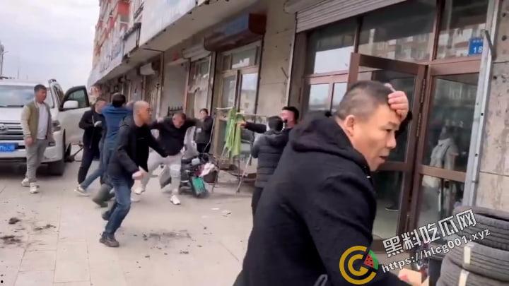 黑龙江 省绥化市发生街头群殴事件,具体原因不明,与蹲着地上工作的修车师傅很淡定是同件事哦-2