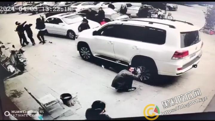 黑龙江 省绥化市发生街头群殴事件,具体原因不明,与蹲着地上工作的修车师傅很淡定是同件事哦-3