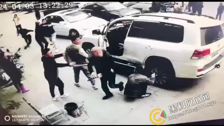 黑龙江 省绥化市发生街头群殴事件,具体原因不明,与蹲着地上工作的修车师傅很淡定是同件事哦-4