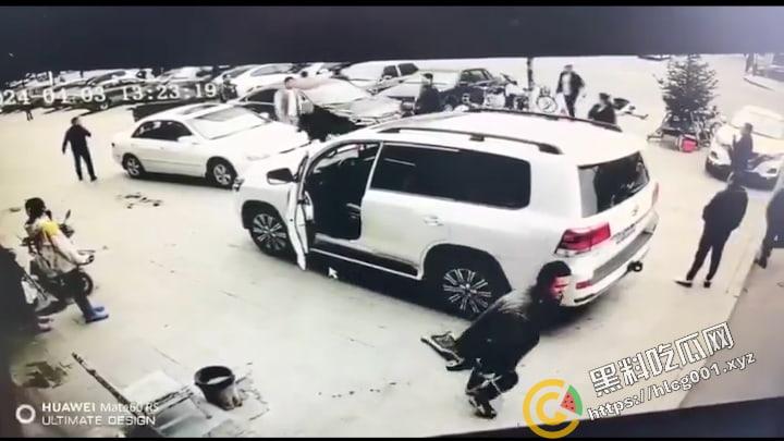 黑龙江 省绥化市发生街头群殴事件,具体原因不明,与蹲着地上工作的修车师傅很淡定是同件事哦-5