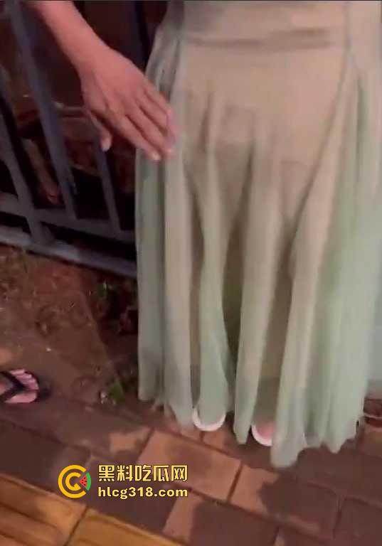 低俗直播PK惩罚,女主播输了被男助手的用皮带疯狂抽打屁股,感觉连吃奶的劲都使出来了,看着都疼!-8