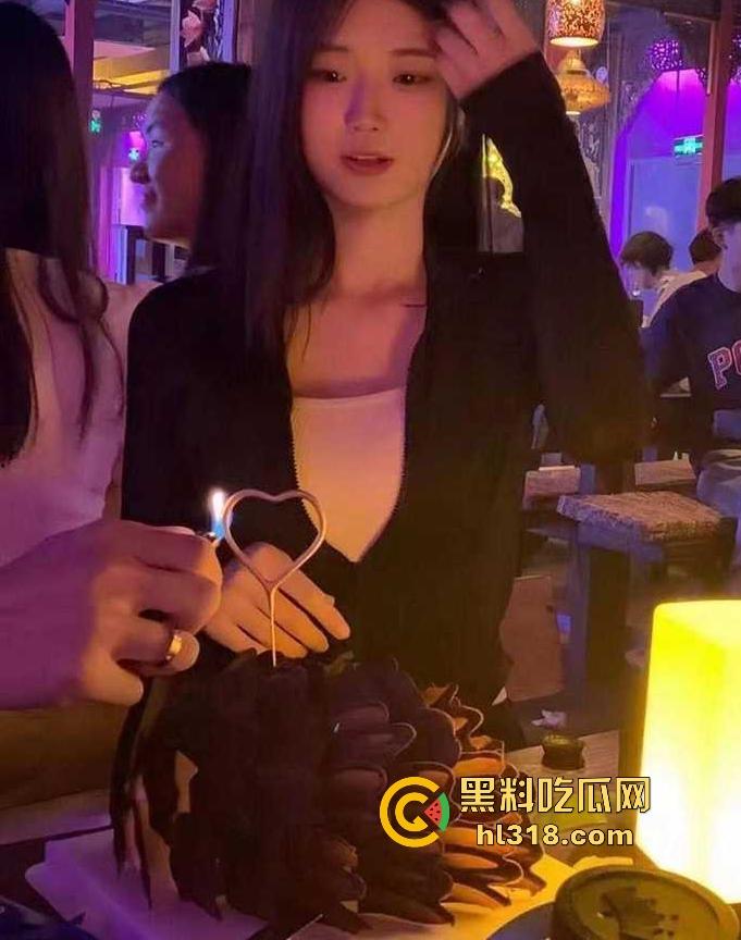 重庆性感尤物【严琳琳】人前高冷女神人后骚货反差母狗 ，背着男友偷吃玩多角恋，真正的时间管理大师！-1