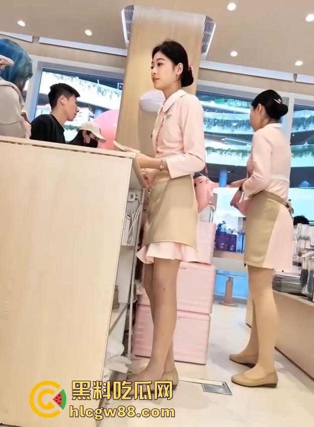 空姐不一定在飞机上，也可能在好利来！约啪好利来极品女店员【秦舒怡】 反差母狗无套输出 很有撸点！-7