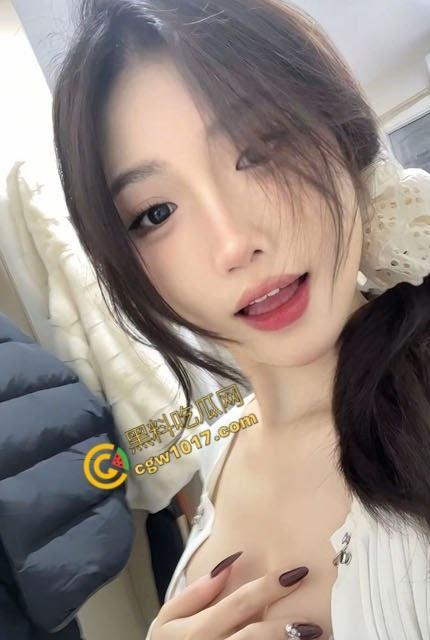 半夜闯入嫩艳小姨子房，不穿内裤赤裸诱惑，舌尖轻吻肉穴深处，脚踩鸡巴丝袜磨，饥渴肉体大胆索求！-1