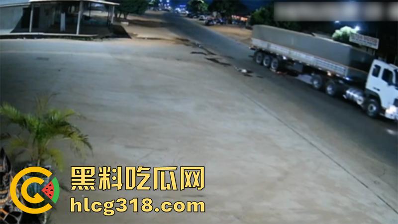 暗网流出！长腿大奶火辣美女，遇渣男想不开撞车自杀，货车碾压头部爆开，逼都撕裂了，胆小者勿入！-7