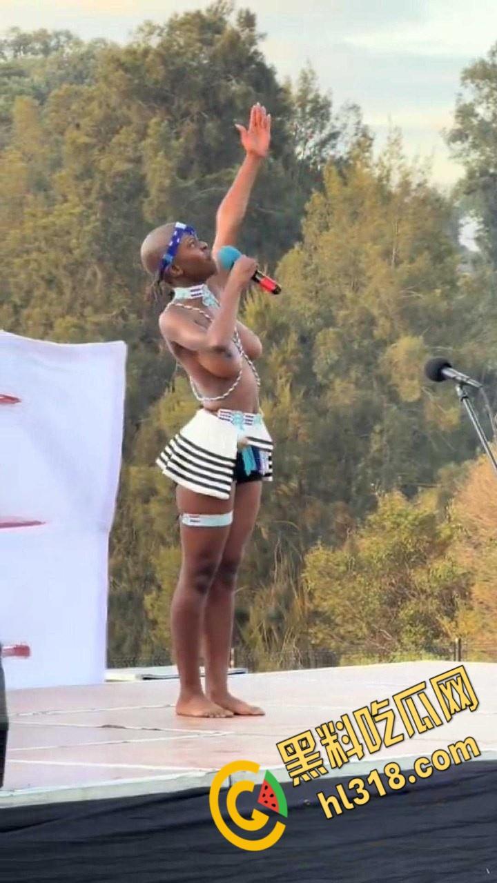 开普敦东部Miss inkciyo传统选美比赛，参加选手必须是处女，性感酮体舞台一展歌喉，不得不说真有看点 !-6