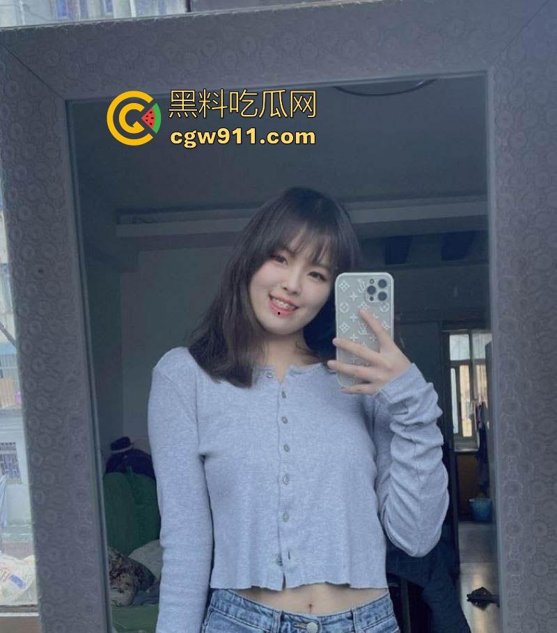 贵阳婚礼清纯伴娘聊骚一个月被约炮拿下,微胖身材曲线诱人,口交舔穴内射喷水骚态尽显!-3