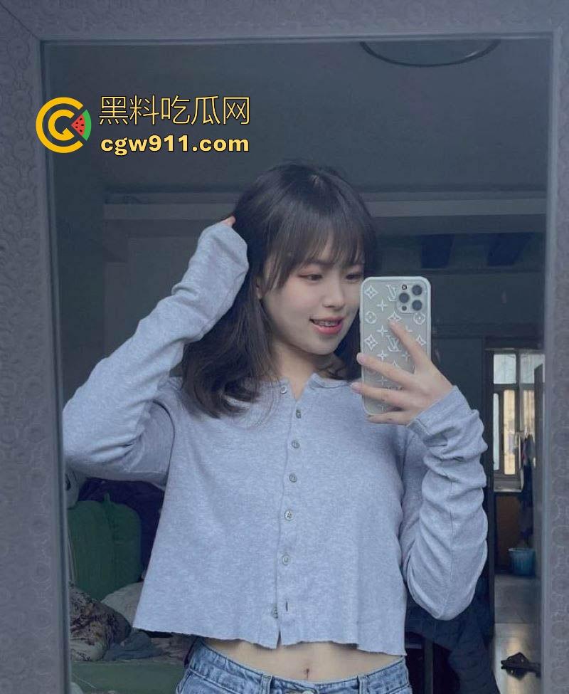 贵阳婚礼清纯伴娘聊骚一个月被约炮拿下,微胖身材曲线诱人,口交舔穴内射喷水骚态尽显!-4