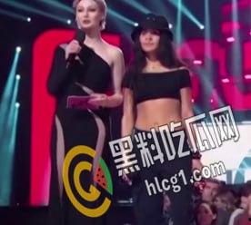 国外网红AvrilLavigne领奖 遭裸女冲上台踩场 爆粗口打对方胸部：fuck off bitch-4