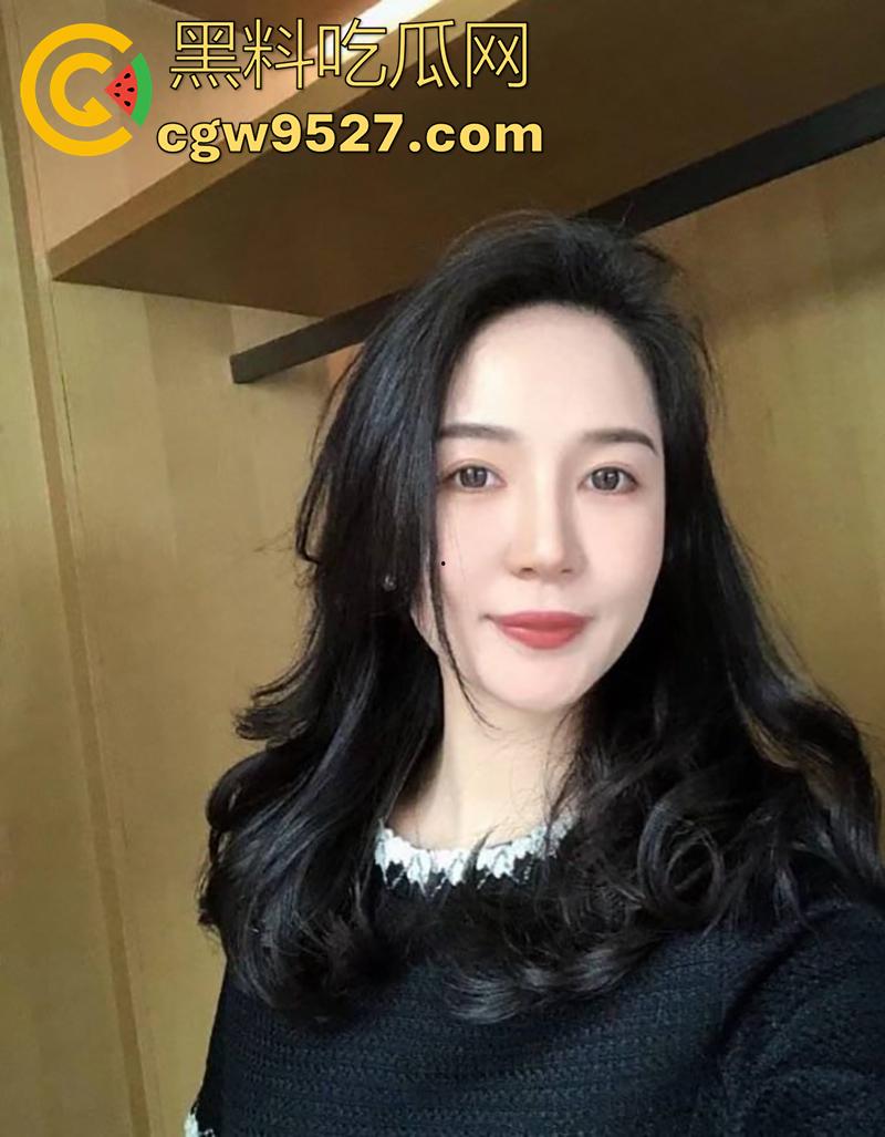 真实乱伦大奶肥臀丈母娘，老丈人外出打工，趁机拿下岳母每日抽插，老婆一走直接开干，太刺激了！-1