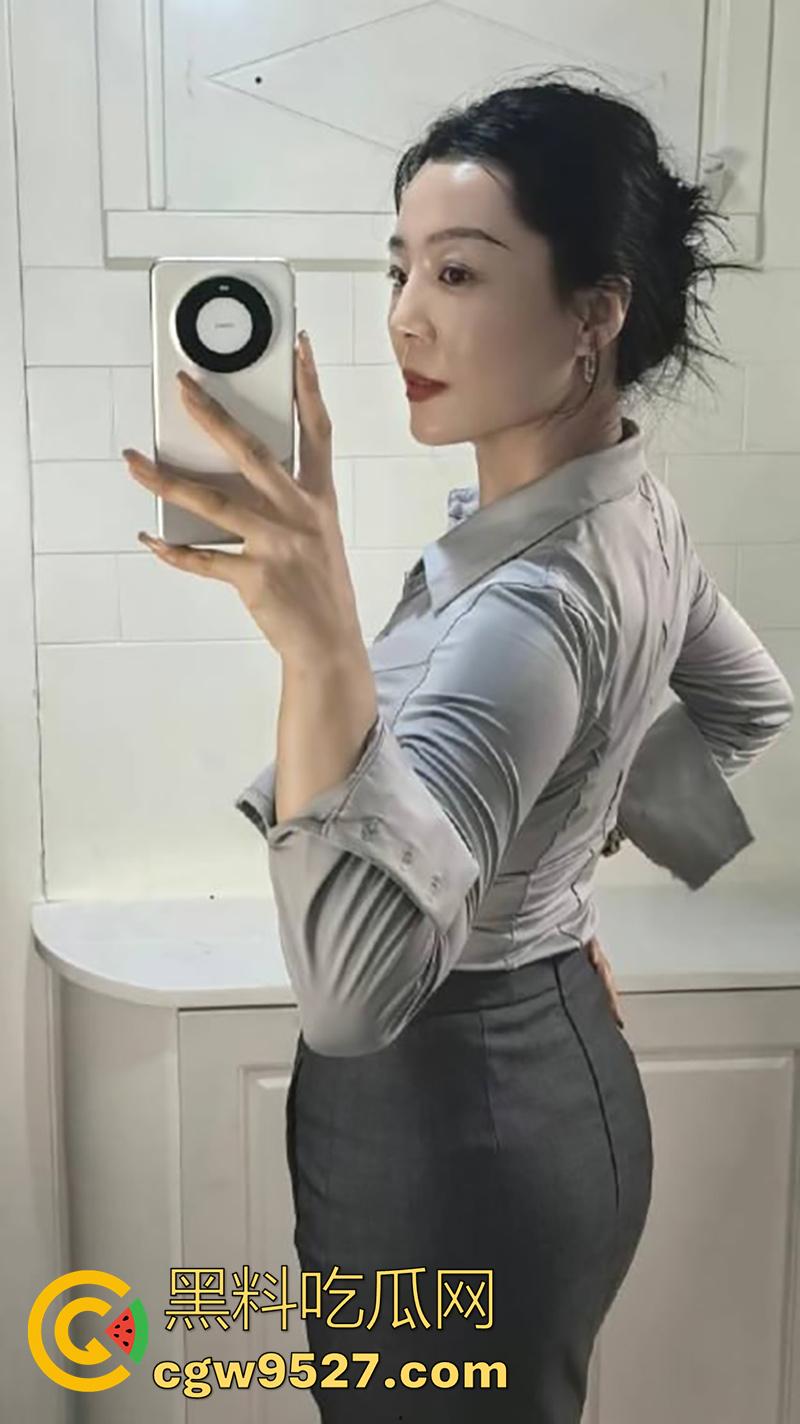 真实乱伦大奶肥臀丈母娘，老丈人外出打工，趁机拿下岳母每日抽插，老婆一走直接开干，太刺激了！-2