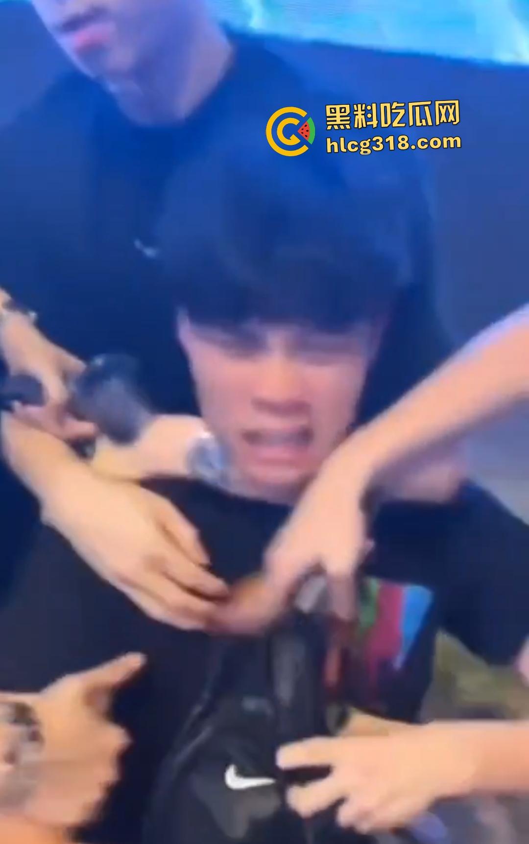 男子街头戴口罩偷拍裙底翻车被抓现行！想逃跑遭小伙群围裸缴，还露出真面目！-6